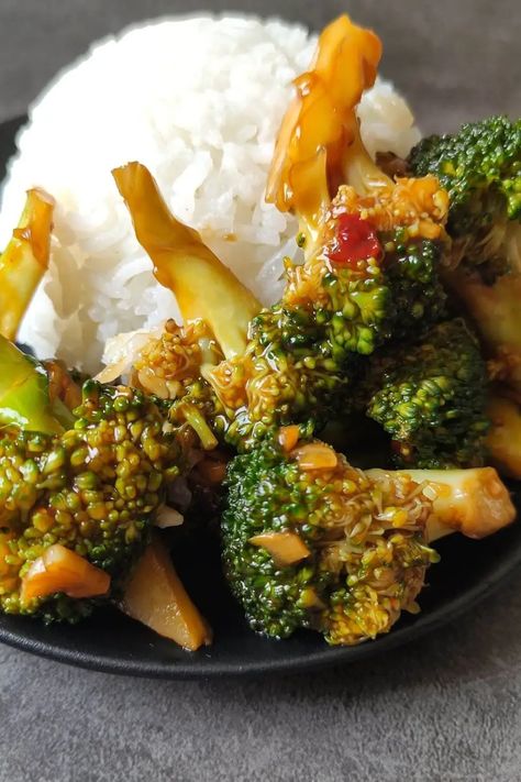 Broccoli in garlic sauce-Asian style - Quick 20 minutes, 9 ingredients recipe Applebees Broccoli, Applebee's Broccoli Recipe, Broccoli In Garlic Sauce, Broccoli With Garlic Sauce, Asian Stir Fry Recipe, Garlic Broccoli, Garlic Sauce Recipe, Vegetarian Comfort Food, Asian Vegetables