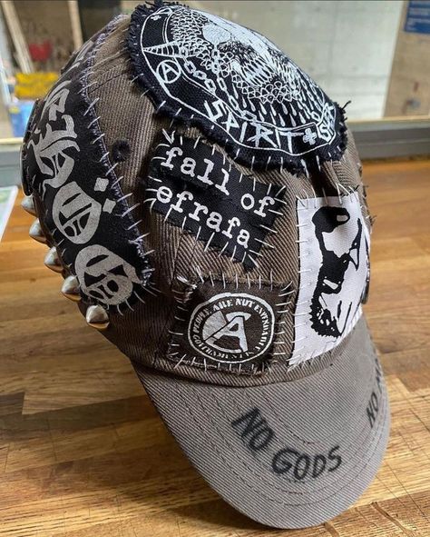 Diy Patch Ideas Punk, Alt Patches Diy, Crust Hat Punk, Alt Clothes Diy, Punk Band Patches Diy, Crust Punk Vest, Punk Hat, Battle Jackets, Punk Fashion Diy