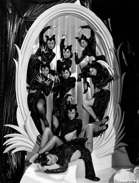 Ziegfeld Follies, Ziegfeld Girls, Vintage Burlesque, Halloween Photos, Vintage Glamour, Cabaret, Up Girl, Photo Stock, Vintage Costumes