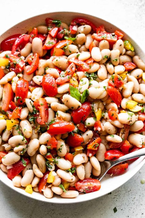 Mediterranean White Bean Salad is an easy, healthy dish you’ll love! Tender cannellini beans are marinated in a fabulously flavorful garlic and shallot dressing, with colorful bell peppers, tomatoes, and fresh herbs. Gf Lunch Ideas, Zucchini Tomato Casserole, Weight Watchers Salads, Shallot Dressing, Cannellini Bean Salad, Bean Salads, Cannellini Bean, Vegetable Salads, White Bean Salad