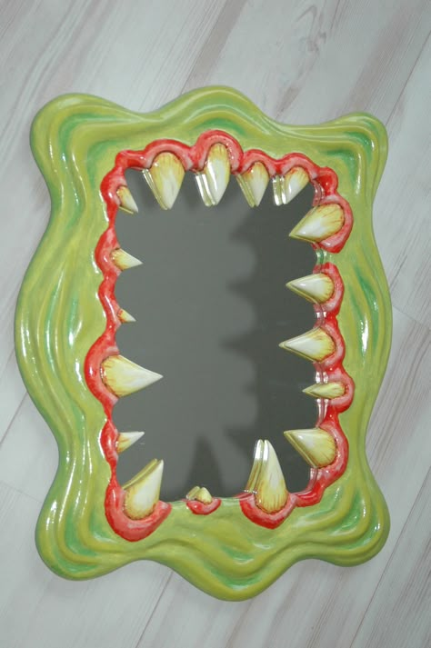 Mirror Diy Paint, Small Clay Mirror Frame, Cool Mirror Painting Ideas, Mouth Mirror, Funky Bedroom Wall Art, Clay Wall Decoration, Cool Mirror Designs, Funky Wall Mirror, Mirror Monster