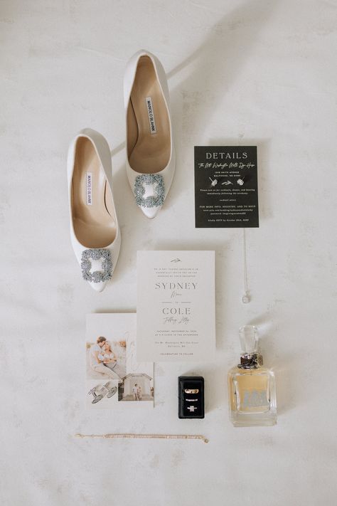 Classy wedding flatlay for your wedding photo inspiration. Layflat Photography Wedding, Flatlays Wedding, Wedding Detail Flatlay, Wedding Flatlay Photography, Flatlay Wedding Details, Details Shots Wedding, Wedding Flatlay, Detail Shots Wedding, Wedding Detail Shots