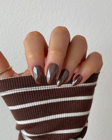 Posted by Zoe Scott: Are you ready to combine the sweetness of desserts with the flair of nail art? Welcome to the world of Chocolate Glazed Donut Nails, a trend that's al... Chocolate Chrome French Tip Nails, Chocolate Brown Glazed Donut Nails, Call Brown Nails, Fall 24 Nail Trends, Glazed Donut Nail Ideas, Halloween Nails Trendy, Autumn Glazed Donut Nails, Dnd Glazed Donut Nails, Nails Chocolate Glazed