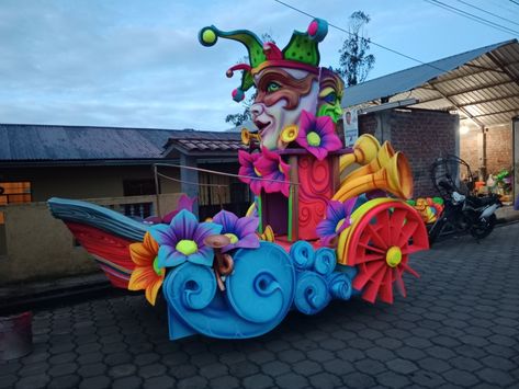 Carnival Float Ideas, Rio Carnival Decorations, Float Decorations Parade Diy, Unicorn Wagon Float, Parade Floats For Queens, Brazil Carnival Floats, Parade Float Diy, Halloween Parade Float, Barbados Carnival Costumes