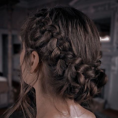 Bun Hairstyles For Bridesmaids, Dark Academia Hairstyle, Hairstyle For Black Hair, Black Hair Hairstyles, Wavy Hair Hairstyles, Hairstyles For Bridesmaids, Academia Hairstyle, Royal Hairstyles, Medium Hair Braids