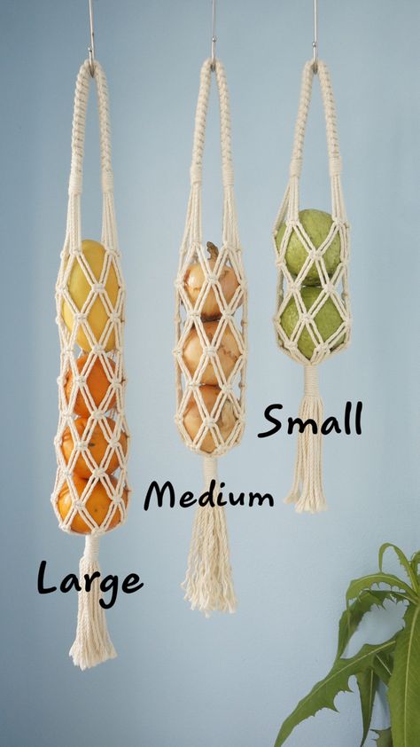 Crochet Veggie Holder, Macrame Onion Bag Tutorial, Crochet Fruit Hanger, Macrame Veggie Holder Diy, Crochet Onion Bag, Crochet Onion Holder, Macrame Storage Ideas, Macrame Onion Holder Diy, Macrame Vegetable Hanger