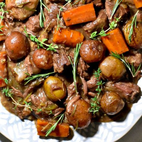 Country Dinners, Guinness Beef Stew Slow Cooker, Beef Stew Slow Cooker, Irish Meals, Best Stew Recipe, Stew Slow Cooker, Senior Meals, Irish Dinner, Guinness Beef Stew