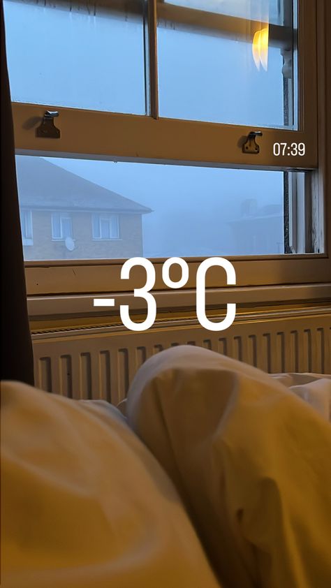 #winter #london #uk #londres #frio #comfy #bed #window #cold #snow #snowing Uk Winter Aesthetic, Winter London Aesthetic, London Snapchat Stories, Snow In London, Dinner Date Aesthetic, Winter London, London Snow, Story London, Aesthetic London