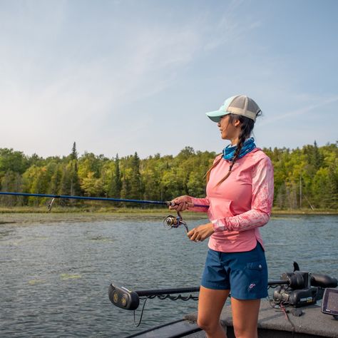 WOMEN’S GUIDE ON WHAT TO WEAR WHILE FISHING – Girl of 10,000 Lakes Fishing Trip Outfit, Women Fishing Outfit, Fishing Outfit, Fishing Girl, Fishing Clothing, Fishing Shorts, Clothing Guide, Trip Outfits, Fishing Women