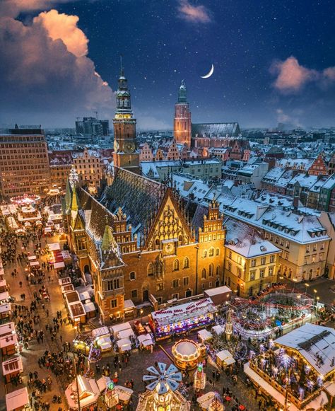 🎄 #WrocławChristmasMarket 🎅 Immerse yourself in the festive charm of Wrocław's old town square, adorned with a traditional Christmas Market, where holiday joy fills the air. What’s your favorite Christmas market? Vintage Paper Textures, Family Stock Photo, Technology Photos, Aerial Video, Drink Photo, Old Town Square, Fall Background, Lifestyle Illustration, Science Photos