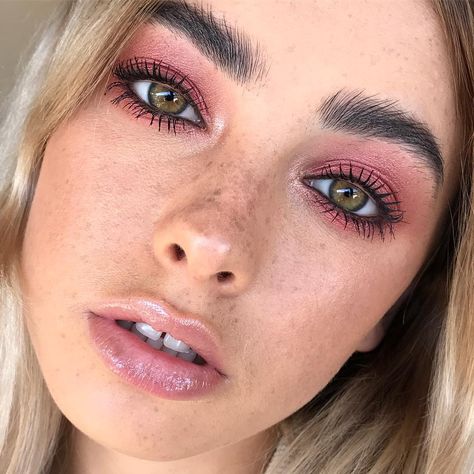 MIA CONNOR - MAKEUP/HAIR/EDU on Instagram: “Gap tooth obsessed @nikitaleeadamss . #miaconnor #meccabeautyjunkie #makeupeducation #onlinemakeupmasterclass #nofilternoproblem” No Make Up Make Up Look, Pink Lipgloss, Mac Lipgloss, Pink Skincare, Eyeliner Tips, Makeup Tumblr, Eye Makeup Looks, Makeup List, Makeup Advice