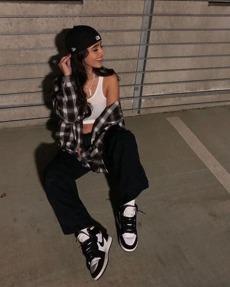 19 Sweet And Sick Outfits For Skater Girls 8 Stile Ragazza Skater, Skate Girl Outfit, Skater Girl Aesthetic, Skater Girl Style, Skater Outfit, Skater Outfits, Skater Girl Outfits, Tomboy Outfits, Tomboy Style Outfits