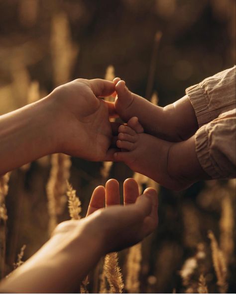 Family Outdoor Photoshoot Ideas, Motherhood Outdoor Photography, Hippie Family Photoshoot, Mommy And Me Summer Photo Shoot, Outdoors Newborn Photography, No Face Family Photos, Mama And Baby Photoshoot, 10 Month Old Photoshoot, Mom And Baby Photography Outdoor