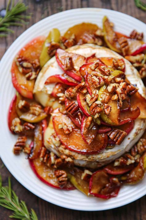 baked brie with apples and pecans on a white plate Baked Brie With Apples, Brie With Apples, Caramel Apple Dessert, Apples With Cinnamon, Brie Cheese Recipes, Caramel Dessert, Caramelized Apples, Caramel Apples Homemade, Brie Appetizer