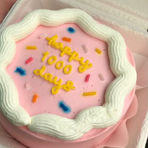 happy 1000 days anniversary cake 1000 Days Cake, 1000 Days Birthday, 1000 Days Of Love, 1000 Days Anniversary, Kue Anniversary, Cake Captions, Happy Anniversary Cakes, Korean Cake, Anniversary Cake