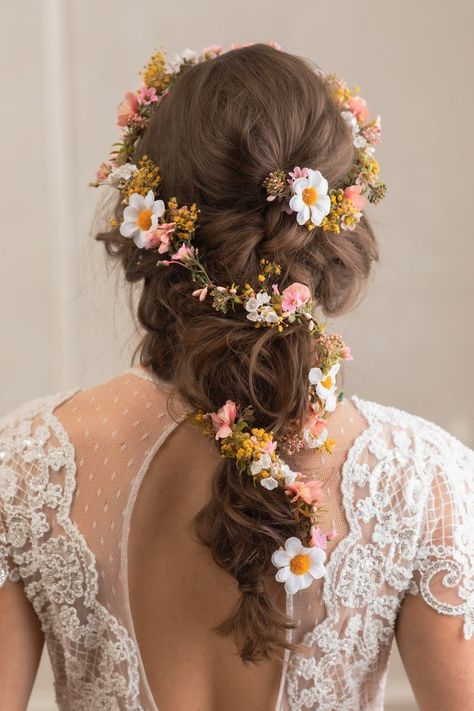 Flowers In Long Hair, Hair Garland Wedding, Wedding Flower Garland, Flower Garland Hair, Hair Garland, Diy Haircut, Daisy Wedding, Hair Flowers, Flower Garland