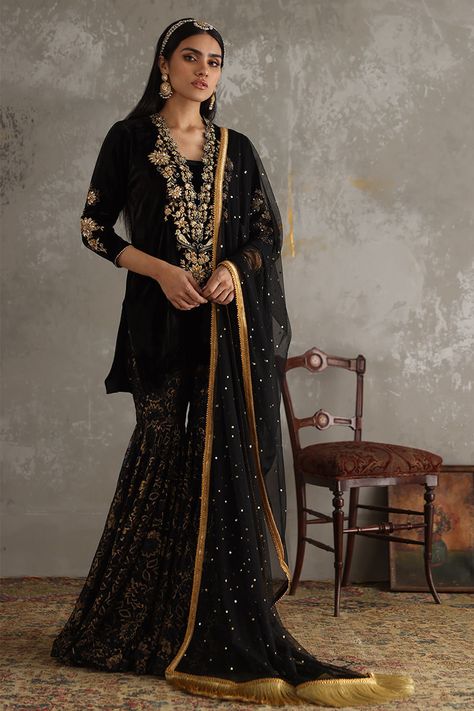 Velvet Gharara, Kamdani Work, Simple Pakistani Dresses, Velvet Shirt, Dress With Sleeves, Net Dupatta, Gold Fabric, Fashion Attire, New Launch