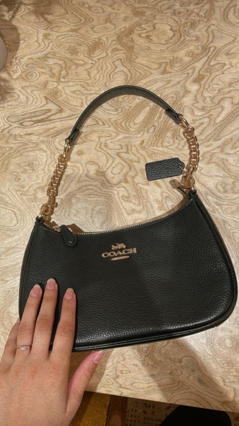 Coach Sling, Vintage Designer Bags, Trendy Purses, Luxury Bags Collection, Handbag Essentials, Girly Bags, Luxury Purses, Girly Accessories, Fancy Bags