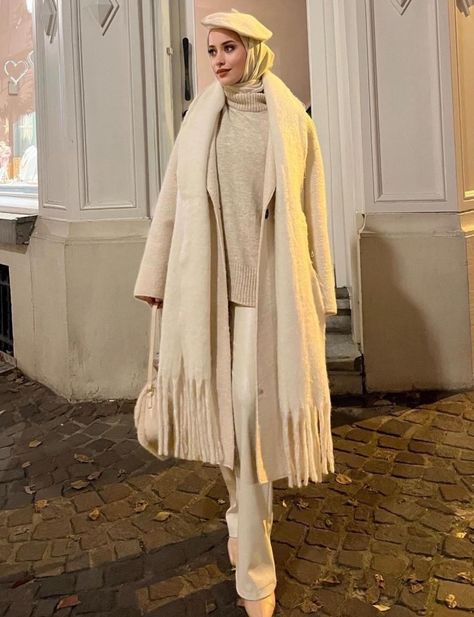 Winter Coat Outfits Snow, Hijab Outfit Autum, Hijab Outfit For Winter, Winter Outfits Hijab 2024, Hijabi Snow Outfits, Winter Outfits With Hijab, Winter Hijab Outfits Dresses, Winter Fashion Outfits Hijab, Hijab Winter Outfit