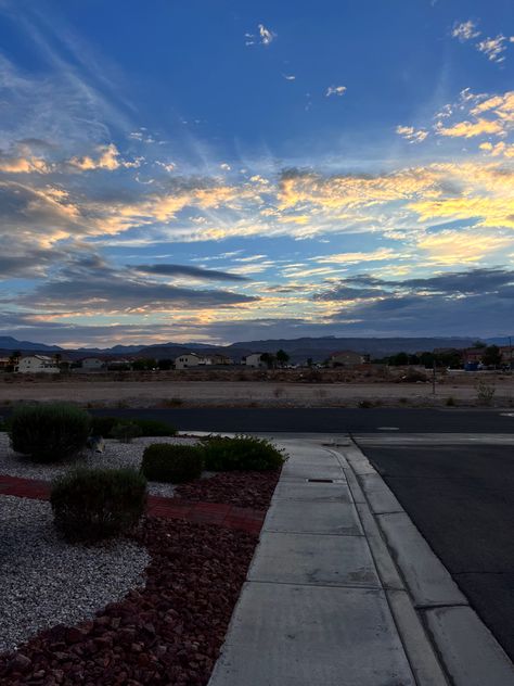 Desert sunset. Summer sunset Las Vegas Sunset, Las Vages, Southwestern Gothic, Vegas Sunset, Las Vegas Desert, Nevada Desert, Dark Aesthetics, Sunset City, Sunset Summer