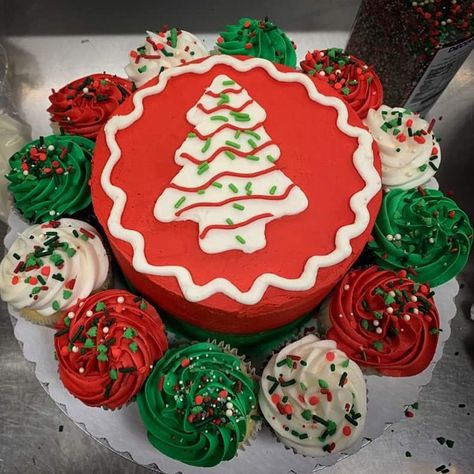 Christmas Cupcake Cake Ideas, Party Combo Cake Ideas, Christmas Cookie Cakes, Movie Night Treats, Christmas Cupcake Cake, Message Cookies, Cupcakes Christmas, Christmas Cookie Cake, Christmas Cupcakes Decoration