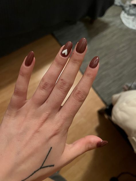 Brown Valentines Nails Acrylic, Brown Nails White Heart, Brown Nails Ideas Simple, Brown Nails With White Heart, Brown Nails With Pink Heart, Fall Nails With Hearts, Short Nail Designs Heart, White Nails On Brown Skin, Birthday Nails Brown