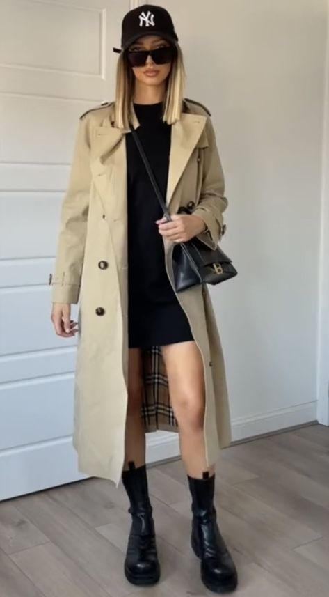 Burberry Trench Coat Outfit Casual, Neutral Trench Coat Outfit, Classy Trench Coat Outfit, Outfit Ideas Trench Coat, Beige Trench Coat Outfit Street Style, Trench Coat Outfits For Women, Nude Trench Coat Outfit, Women Trench Coat Outfits, Burberry Trench Outfit