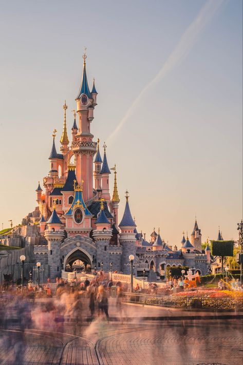 Orlando Disney Aesthetic, Disney Trip Aesthetic, Disney Aesthetic Wallpaper, Disneyland Paris Aesthetic, Disneyland Aesthetic, Universal Trip, Paris Disneyland, Disneyland Castle, Disney Movies To Watch