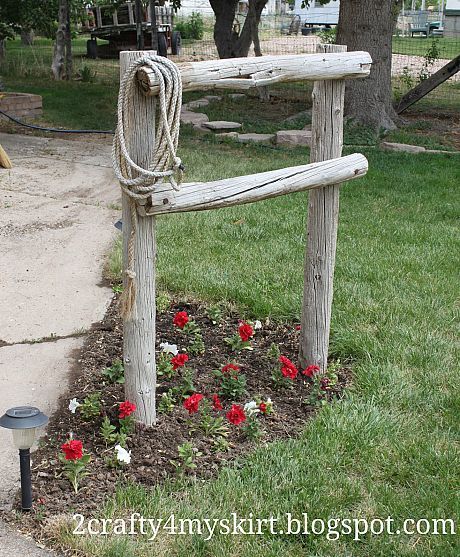 Front Yard Western Decor ~ Hitching Post.    Just use what you have.  Anything will look nice. I am so doing this!!! Yard Entrance, Hitching Post, Rustic Western Decor, 강아지 그림, Western Homes, Western Home Decor, Flower Bed, Rustic Gardens, Western Decor