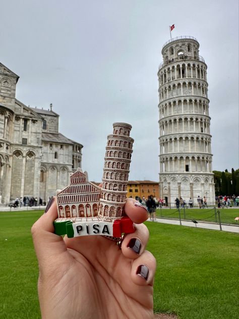 Pisa Tower Photo Ideas, Pisa Photo Ideas, Pisa Tower, Italy Vibes, Toscana Italy, Budapest Travel, Pisa Italy, Tower Of Pisa, Paris France Travel