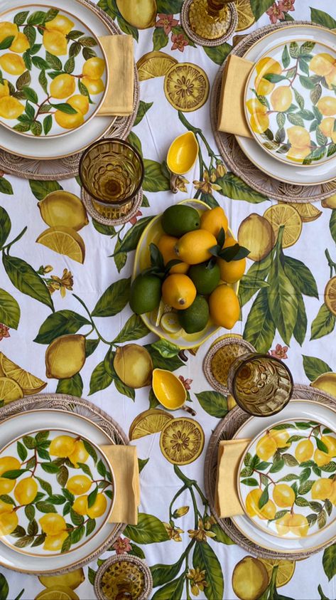 Lemon Tablescape, Mediterranean Aesthetic, Italian Dinner Party, Lemon Kitchen Decor, Lemon Kitchen, Table Setting Decor, Italian Home, Lemon Decor, Decoration Inspiration