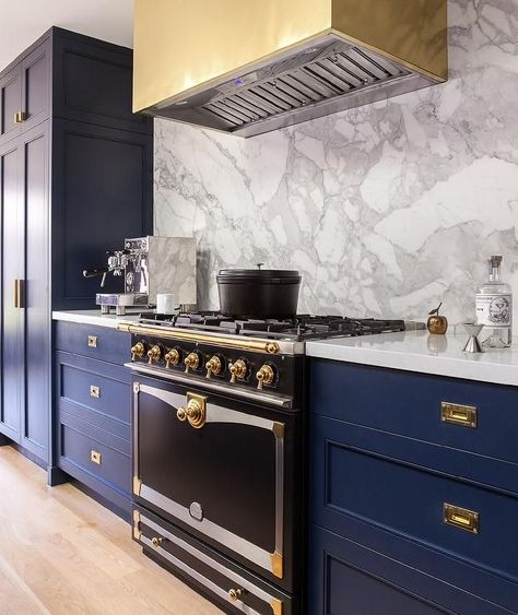 Brass kitchen hood, marble slab backsplash, navy blue kitchen cabinets Dome Kitchen, Navy Blue Kitchen Cabinets, Blue Kitchen Designs, Navy Blue Kitchen, Kitchen Hood, Kitchen Rules, Kabinet Dapur, Blue Kitchen Cabinets, Fresh Kitchen