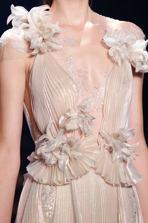 Details at Marchesa RTW Spring 2017 [PHOTOS] – WWD Marchesa Spring, Dress Aesthetic, Couture Details, Dream City, Dresses To Wear To A Wedding, Marchesa, Fantasy Fashion, Spring 2017, Outfits Aesthetic