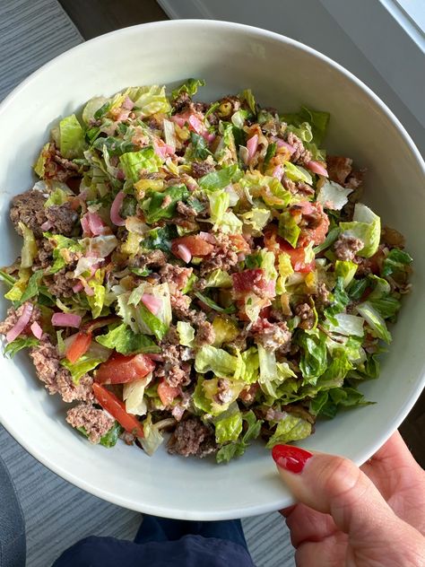 Chopped Burger Salad! Burger patty, romaine lettuce, arugula, pickled red onions, caramelized onions and more! Super flavorful, delicious and so easy to make! With this chopped version, you can really get everything in one bite! Chopped Burger, Lettuce Burger, Onions Caramelized, Meal Salads, Best Lunch Recipes, Burger Salad, Burger Patty, Mom Recipes, Asian Inspired Dishes