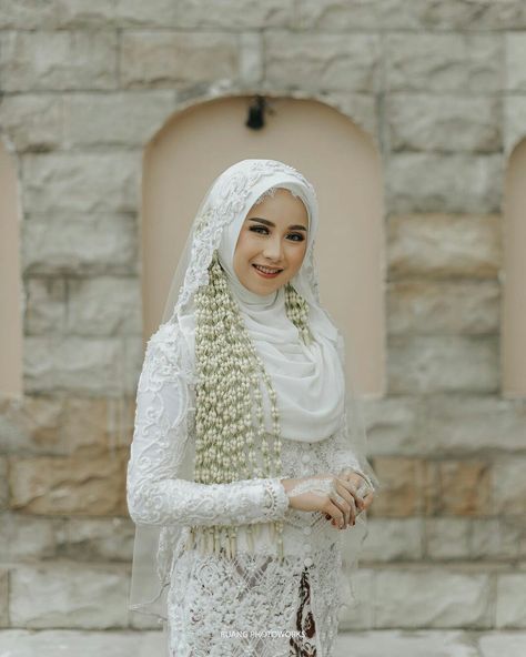 Baju Akad Nikah Muslim Syari, Dress Akad Nikah Muslimah, Wedding Dress Hijab Syar'i, Javanese Wedding Hijab, Bride Hijab Style, Akad Dress, Pose Pengantin, Wedding Hijab Styles, Muslim Wedding Gown