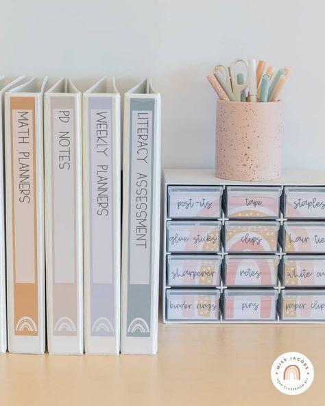 Daycare Shelf Organization, Aesthetic Classroom Organization, Home Office Classroom, Teacher Shelf Organization, Classroom Resources Organisation, Classroom Drawer Organization, Classroom Checklist For New Teachers, Lower Elementary Classroom Setup, Classroom Ideas Decor