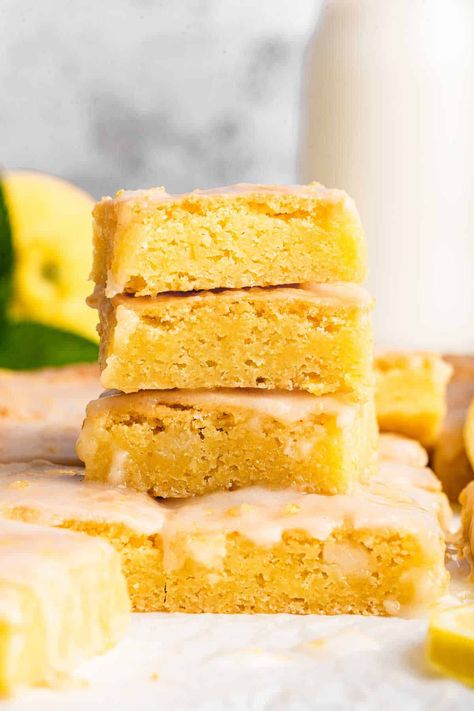 Lemon Brownies Recipe, Lemon Cake Bars, Lemon Baking, Lemon Blondies, Forgotten Cookies, Easy Bar, Moist Lemon Cake, Lemon Brownies, Small Batch Baking