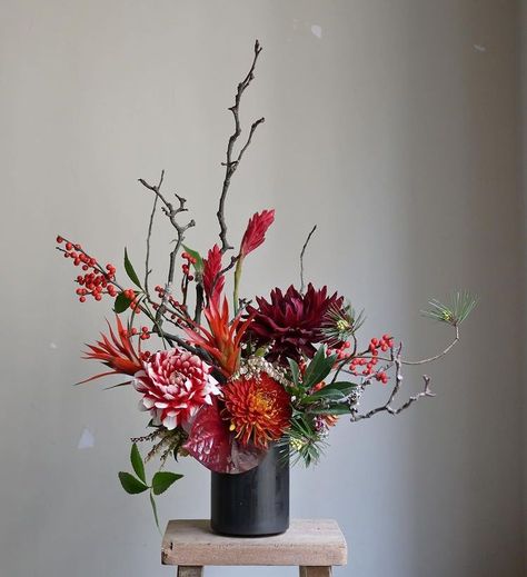 Tet Flower Arrangement, Chinese New Year Flower Bouquet, Florist Display Ideas, Chinese New Year Arrangement, High Style Floral Arrangements, Chinese New Year Bouquet, Chinese New Year Floral Arrangement, Chinese Flower Arrangement, Cny Flower Arrangement