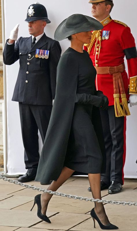 I'm a style expert - the hack Princess Kate and Meghan Markle use so their high heels are comfortable all day long | The Sun Queen Outfits Royal Medieval, Queen Outfits Royal, Estilo Meghan Markle, Princess Kate Style, Meghan Markle Wedding Dress, Meghan Markle Outfits, Prince Charles And Diana, Queen Outfits, Drag Queen Outfits