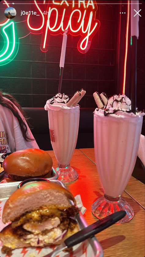 milkshake date Milkshake Snap, American Milkshake, Diner Milkshake, Milkshake Date, Milkshake Aesthetic, Chloe Core, Milkshake Shop, Spooky Summer, American Drinks