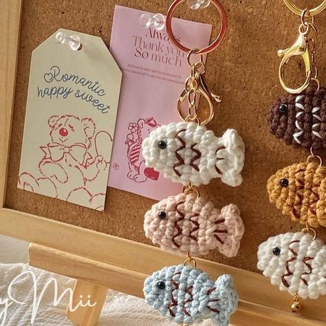 Crochet Kawaii Keychain, Small Crochet Trinkets, Crochet Patterns For Keychains, Crochet Mini Keychain Free Pattern, Kawaii Crochet Keychain, Crochet Keychains Easy, Crochet With Charms, Mini Crochet Gifts, Crochet Small Gifts Ideas