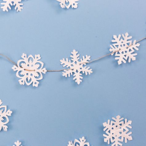 Snowflake Garland Diy, Paper Snowflake Garland, Garland Template, Diy Garland Paper, Snowflake Printable, Snowflake Diy, Festive Garland, Diy Snowflake, Snow Crafts