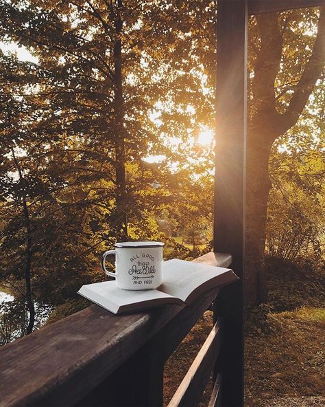 Book And Coffee, Cozy Aesthetic, Coffee Photography, Coffee And Books, Autumn Aesthetic, Slow Living, Coffee Love, Coffee Art, Book Photography