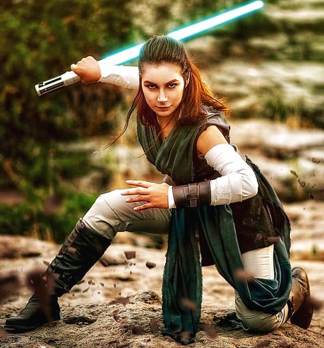 Two Lightsabers Pose, Lightsaber Reference Pose, Star Wars Jedi Pose Reference, Jedi Drawing Poses, Star Wars Women Jedi, Jedi Oc Outfit, Lightsaber Photoshoot Ideas, Jedi Poses Reference, Jedi Cosplay Female