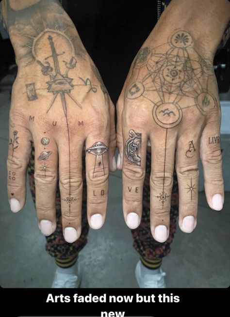 Hand Palm Tattoos, Tattoo Main, Herren Hand Tattoos, Finger Tats, Knuckle Tattoos, Hand And Finger Tattoos, Palm Tattoos, Hand Tattoos For Women, Tatuaje A Color