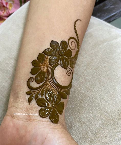 Henna Tattoo Design, Henna Hands, Tattoos Henna, Bridal Mehndi Design, Simple Mehndi Design, Henna Hand, Easy Henna, Finger Henna Designs, Henna Tattoo Hand