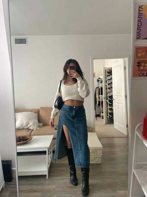 Long Denim Skirt Outfit Fall, Long Denim Skirt Outfit Street Styles, Denim Skirt Outfit Aesthetic, Long Denim Skirt Outfits, Skirt Outfits For Women, Denim Skirt Outfit Fall, Long Jean Skirt Outfits, Skirt Outfits With Boots, Long Boots Outfit