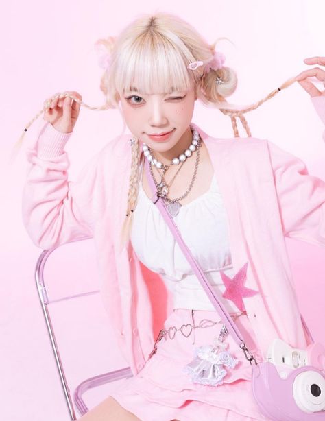 Kpop Photoshoot Aesthetic, Bust Up Pose, Pink Icons Kpop, Street Fashion Photoshoot, Peony Aesthetic, Y2k Photoshoot, Popular Aesthetic, Women Portrait, Street Outfits