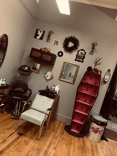 Gothic hair salon Goth Salon Ideas, Gothic Barber Shop, Nail Studio Organization Ideas, Goth Hair Salon Decor, Hair Salon Diy Decor, Tattoo Studio At Home, Gothic Tattoo Studio Decor, Piercing Salon Design, Gothic Beauty Salon