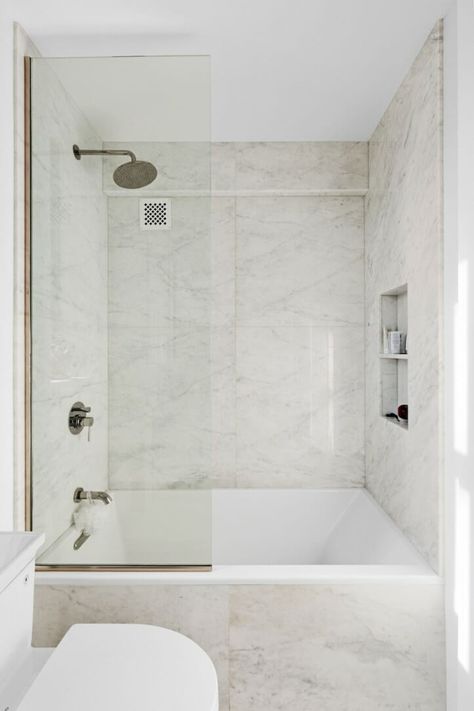 Dark Green Bathrooms, Bathtub Shower Combo, Art Deco Apartment, Bathroom With Tub, Bathroom Tub Shower, Bathroom Tub, 아파트 인테리어, Upstairs Bathrooms, Tub Shower